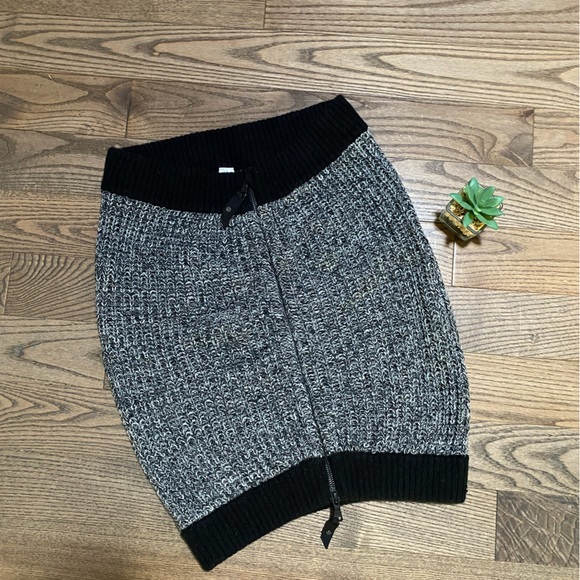 LULULEMON Falling Freely Merino Wool
Knitted Neck Warmer Zip Up Scarf - Picture 4 of 9